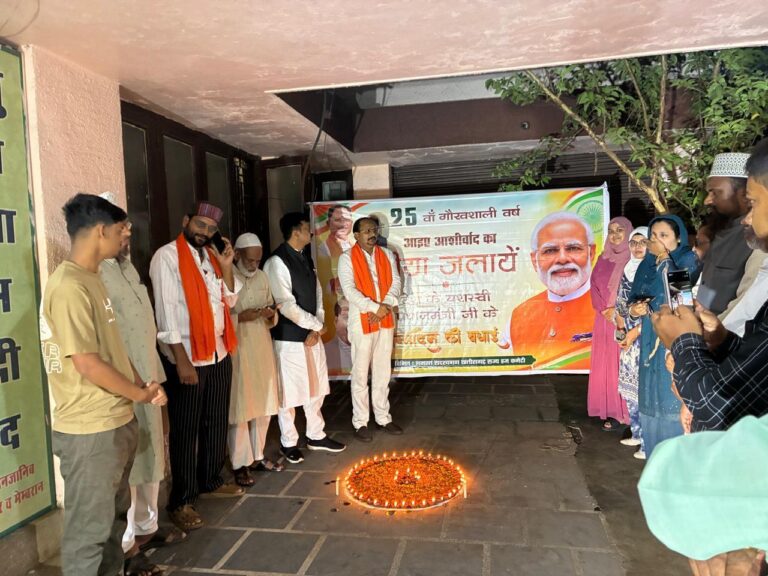 प्रधानमंत्री नरेन्द्र मोदी के जन्मदिन पर हज कमेटी में दीप प्रज्जवलित कर दी गई शुभकामनाएं