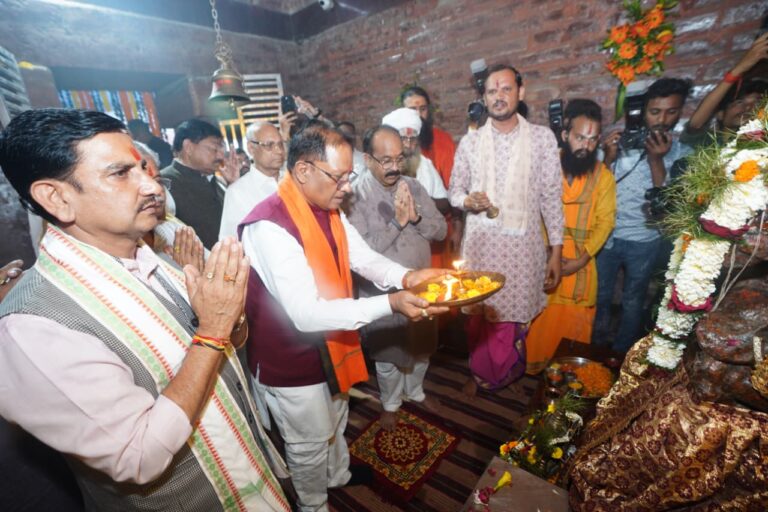 मुख्यमंत्री विष्णु देव साय ने मदकूद्वीप के प्राचीन मंदिरों में की पूजा-अर्चना