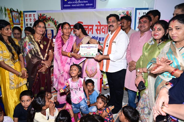 फूल लेकर आए नन्हे कदम, उप मुख्यमंत्री ने बच्चों को गोद में उठाया, बच्चों की मासूमियत ने जीता दिल