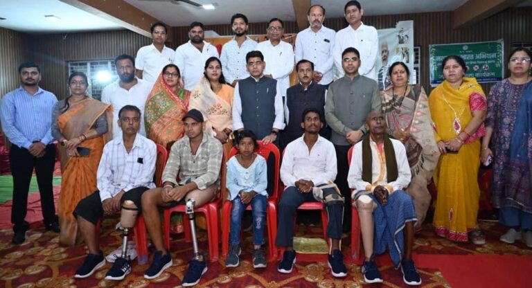 सेवा संकल्प अभियान – बलौदाबाजार में राजस्व मंत्री टंक राम वर्मा ने दिव्यांगजनों को बांटे सहायक उपकरण