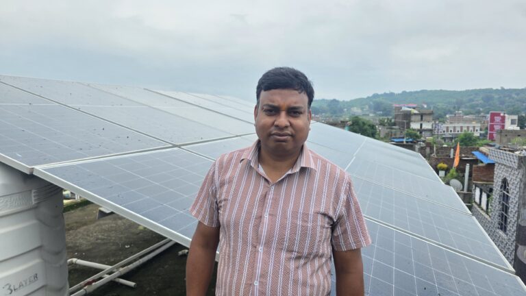 सेवा की कहानी: पीएम सूर्य घर योजना से मनोरंजन सिंह का घर बना ऊर्जा आत्मनिर्भर, बिजली खर्च में मिली बड़ी राहत
