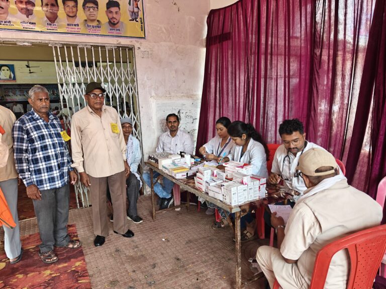 छत्तीसगढ़ पेंशनधारी कल्याण संघ के संभाग स्तरीय सम्मेलन में लगा निःशुल्क स्वास्थ्य शिविर
