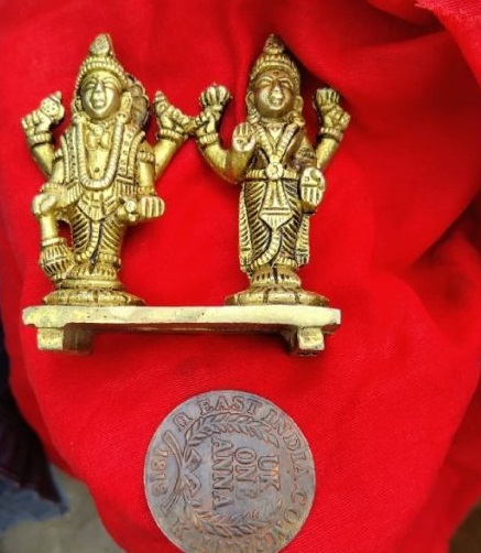 अकलतरा के परसाही बाना में खुदाई के दौरान मिलीं प्राचीन मूर्तियां और 1818 के सिक्के, पुरातत्व विभाग करेगा जांच