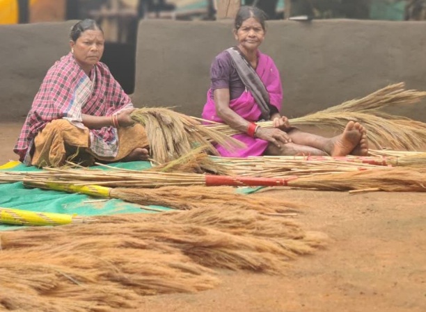 अबुझमाड़ में क्रांति: नक्सलगढ़ की महिलाओं ने संभाली आत्मनिर्भरता की कमान, वन विभाग की ₹37 लाख की निधि से बदली 10 समूहों की तकदीर