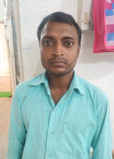 धमतरी में नशेड़ी पति का खूनी खेल: शराब के विरोध पर पत्नी के सिर पर हथौड़े से जानलेवा हमला, गिरफ्तार