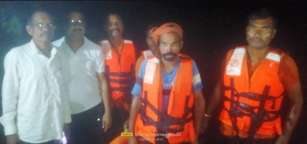 सूरजपुर में बड़ा हादसा टला: उफनती नदी में चट्टान पर फंसे ग्रामीण को DDRF की टीम ने घंटों चले ऑपरेशन के बाद सुरक्षित निकाला