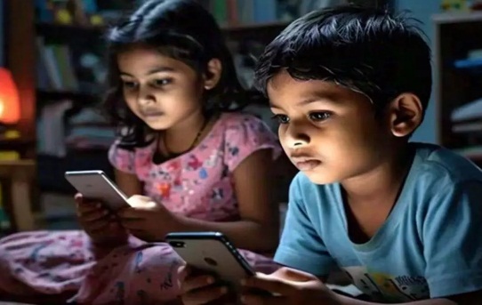 मोबाइल की चमक कहीं छीन न लें बच्चों की आंखों की रोशनी, फौरन मान लें डॉक्टर की ये जरूरी सलाह वरना हो जाएगी देर