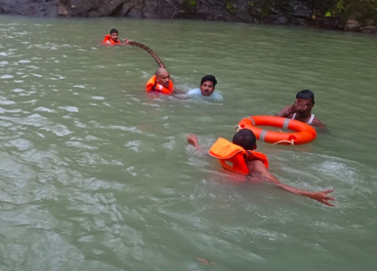 गरियाबंद के गजपल्ला वॉटरफॉल में पिकनिक मनाने पहुंचा रायपुर का युवक डूबा: सुरक्षा के दावों की खुली पोल, रेस्क्यू ऑपरेशन जारी