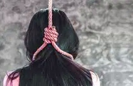 माता-पिता को रातभर कमरे में बंद कर युवती ने हॉल में लगाई फांसी, बैगा से संपर्क और संदिग्ध भूमिका पर जांच शुरू