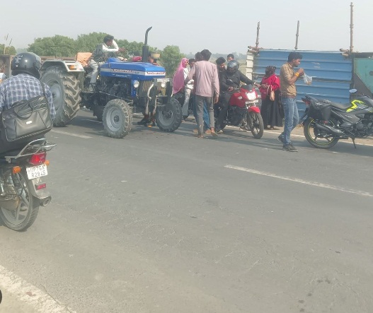 बिलासपुर-रायपुर NH-130 पर भीषण सड़क हादसा: तेज रफ्तार ट्रैक्टर ने बाइक को मारी टक्कर, 2 दोस्तों की मौके पर ही दर्दनाक मौत, 1 गंभीर