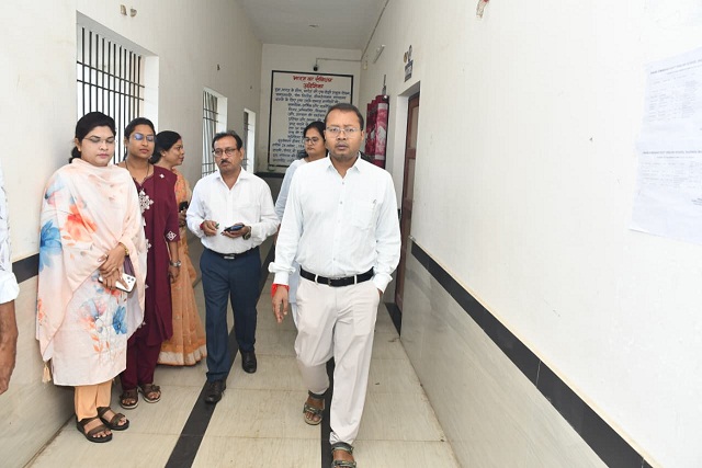 स्वच्छता में लापरवाही पर कलेक्टर सख्त: मुंगेली स्वामी आत्मानंद स्कूल का औचक निरीक्षण, प्राचार्य को व्यवस्था सुधारने की दी कड़ी चेतावनी