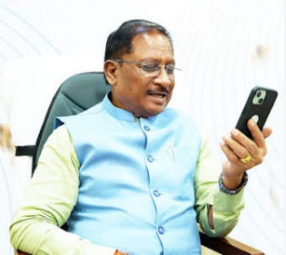 सरगुजा एकलव्य आवासीय विद्यालय मामला: सीएम विष्णु देव साय का कड़ा रुख, कलेक्टर से सीधी बात कर जांच और तुरंत कार्रवाई के दिए निर्देश