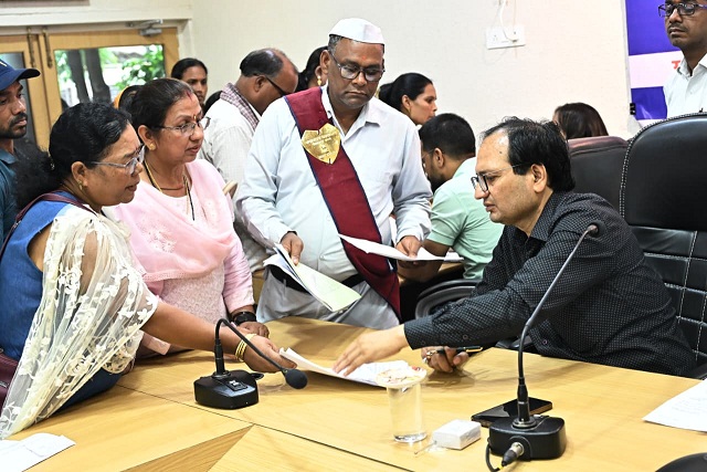 कलेक्टर ने जनदर्शन में सुनी लोगों की समस्याएं, दिए त्वरित निराकरण के कड़े निर्देश