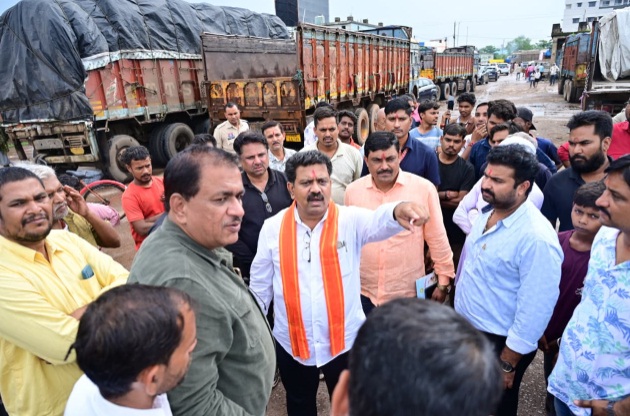 उप मुख्यमंत्री विजय शर्मा ने कवर्धा के ट्रांसपोर्ट नगर का किया निरीक्षण