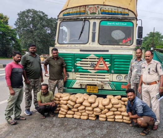 महासमुंद पुलिस की बड़ी कार्रवाई: 70 लाख की जब्ती, ओडिशा से गुजरात भेजा जा रहा 120 किलो गांजा जब्त