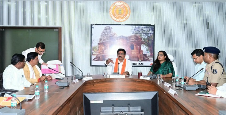 कबीरधाम में गौधन संरक्षण की नई पहल: उप मुख्यमंत्री विजय शर्मा ने ली समीक्षा बैठक, गुजरात मॉडल की तर्ज पर बनेगी पुख्ता रणनीति