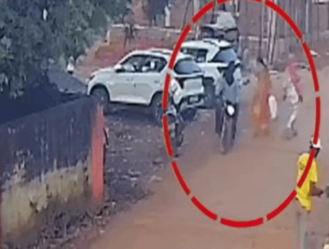 रायपुर में बेखौफ बदमाशों का तांडव: खरोरा में दिनदहाड़े महिला से सोने का हार और मंगलसूत्र लूटा, सीसीटीवी खंगाल रही पुलिस