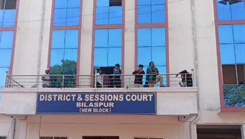 बिलासपुर जिला कोर्ट परिसर में भिड़े दो वकील: पुरानी रंजिश में चले लात-घूंसे