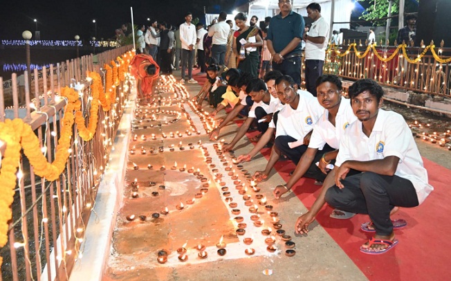 बंदूक छोड़ थामा ‘आशीर्वाद का दिया’: अबूझमाड़ में शांति और पुनर्वास की नई क्रांति