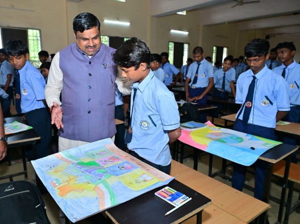 बच्चों ने रंगों में उकेरी विकसित भारत की तस्वीर, शिक्षा मंत्री गजेन्द्र यादव ने बढ़ाया उत्साह