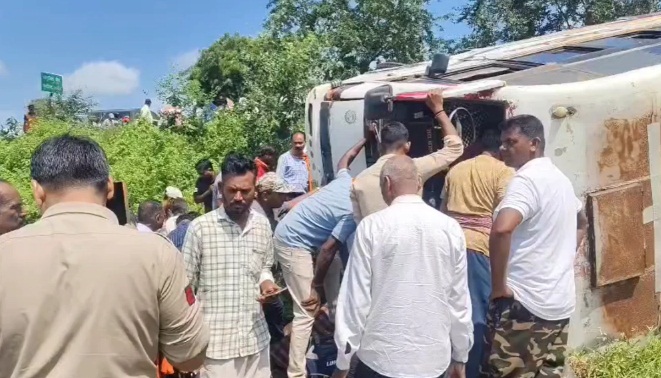 बालोद में दर्दनाक सड़क हादसा: बेकाबू होकर पलटी DRD कंपनी के कर्मचारियों से भरी बस, 1 की मौत, 20 से अधिक घायल