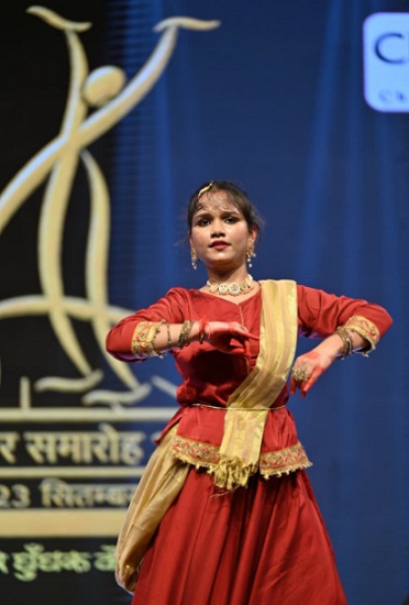 रायगढ़ घराने की कथक परंपरा से सजी चक्रधर समारोह की 5वीं संध्या: अंजिनी मिश्रा की कृष्ण वंदना और ठुमरी ने दर्शकों को किया मंत्रमुग्ध