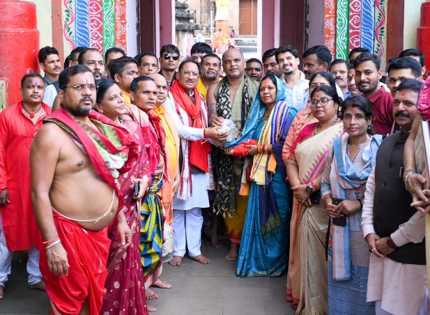 छत्तीसगढ़ के मुख्यमंत्री विष्णु देव साय ने भुवनेश्वर के ऐतिहासिक लिंगराज मंदिर में सपत्नीक की पूजा-अर्चना: राज्य की सुख-समृद्धि और सांस्कृतिक प्रगाढ़ता की मांगी मन्नत