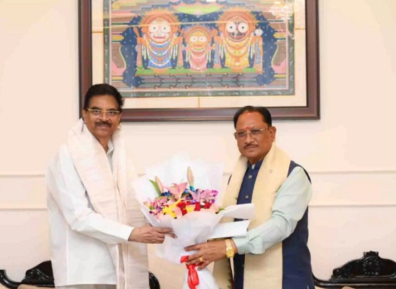 मुख्यमंत्री विष्णु देव साय ने ओडिशा के राज्यपाल डॉ. हरि बाबू कंभमपति से की शिष्टाचार भेंट