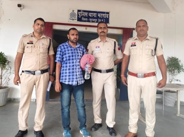 शिक्षक का नकाब पहने हैवान गिरफ्तार; 11वीं की छात्रा को वीडियो के जरिए ब्लैकमेल कर 1 साल तक करता रहा दुष्कर्म