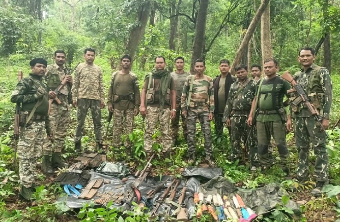 बेदरे के जंगल में माओवादी डंप से हथियार और गोला-बारूद बरामद