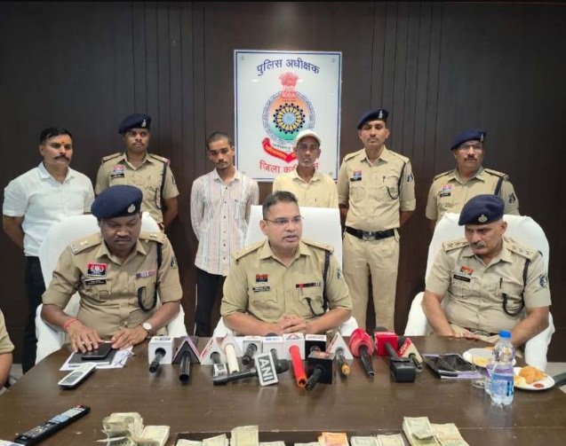 कवर्धा : गणेश चतुर्थी पर सूनेपन का फायदा उठाकर ₹12.50 लाख पार करने वाले पिता-पुत्र गिरफ्तार, ₹11.53 लाख बरामद