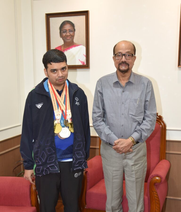 राजयपाल डेका ने की विशेष ओलंपिक में स्वर्ण पदक विजेता इभानन साहू की सराहना