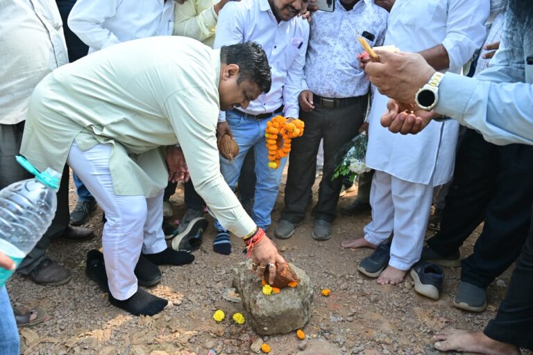 स्कूल शिक्षा मंत्री गजेन्द्र यादव ने किया सड़क निर्माण कार्य का भूमिपूजन
