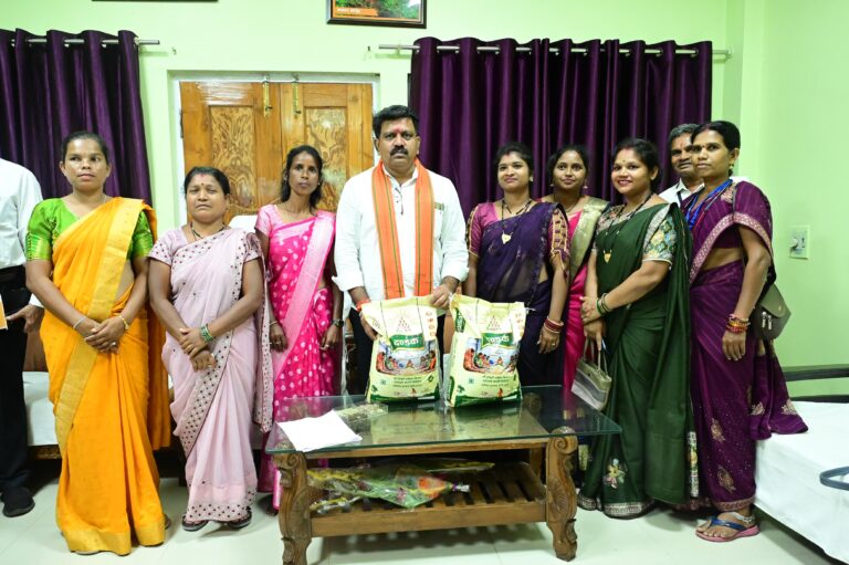 उप मुख्यमंत्री विजय शर्मा से मिलीं माँ दंतेश्वरी महिला किसान उत्पादक कंपनी की सदस्य, उप मुख्यमंत्री ने एनपीओपी प्रमाणन मिलने पर दी बधाई