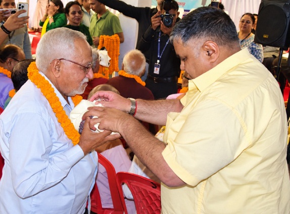 अंतर्राष्ट्रीय वृद्धजन दिवस पर सियानगुड़ी में बुजुर्गों का सम्मान, राजेश अग्रवाल ने शॉल-श्रीफल भेंट कर लिया आशीर्वाद