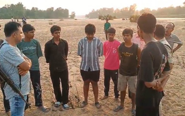 छत्तीसगढ़-महाराष्ट्र सीमा पर पिकनिक बनी आपदा: बांडे नदी के तेज बहाव में बहे दो स्कूली छात्र, रेस्क्यू ऑपरेशन जारी