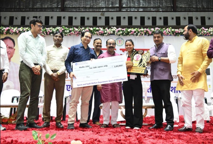 उप मुख्यमंत्री अरुण साव ने बहतराई खेल अकादमी के अंतरराष्ट्रीय पदक विजेता खिलाड़ियों का किया सम्मान, बढ़ाया हौसला