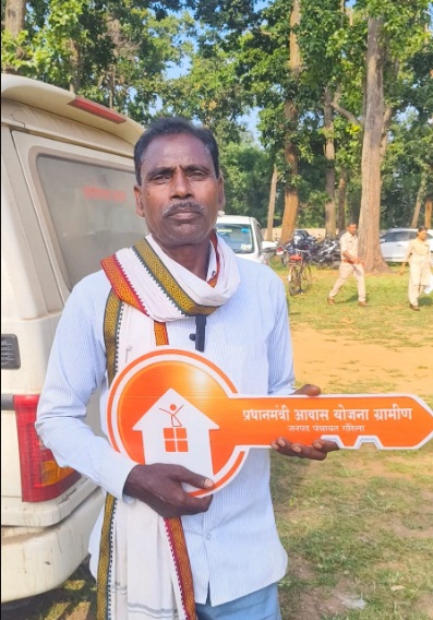 मिट्टी की दीवारों से पक्के आशियाने तक: राजा राम के वर्षों पुराने सपने को प्रधानमंत्री आवास योजना ने दिया आकार