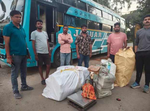 पेंड्रा पुलिस की बड़ी सफलता: 1.73 करोड़ के माल-मजबूका के साथ 245 किग्रा गांजा जब्त, बस मालिक-सह-चालक समेत 2 आरोपी गिरफ्तार
