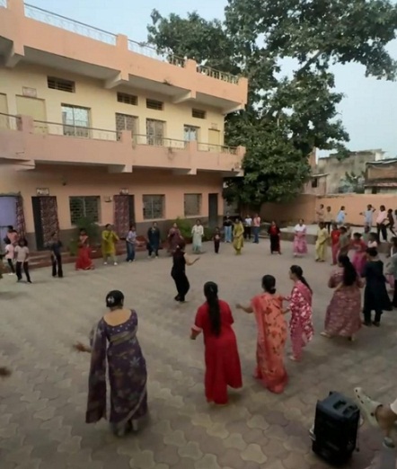 मुंगेली में तीन दिवसीय भव्य गरबा महोत्सव की तैयारियां जोरों पर: 20 दिन के प्रशिक्षण के बाद 12 से 14 अक्टूबर तक जमेगा गरबा का रंग