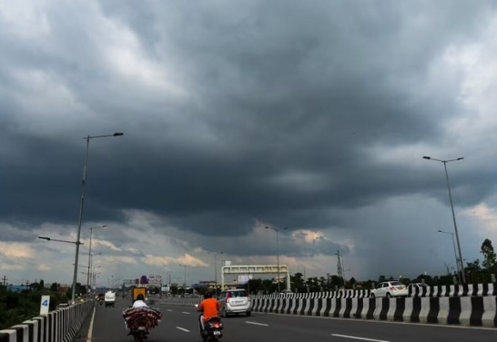 छत्तीसगढ़ में उमस और गर्मी के बीच राहत के संकेत, अगले 3 दिनों तक गरज-चमक के साथ हल्की बारिश के आसार