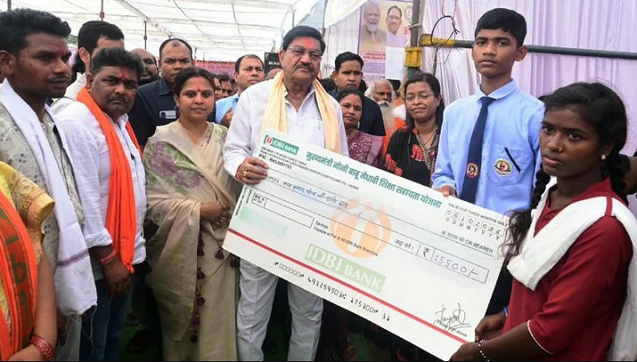 मेहनत से हासिल की सफलता, श्रमिक परिवार के मेधावी बच्चों को मिली शिक्षा के लिए प्रोत्साहन राशि