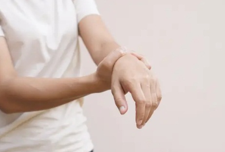 सोते समय हाथ सुन्न होना: एक सामान्य परेशानी या किसी गंभीर बीमारी का संकेत? जानें इसके कारण, लक्षण और बचाव