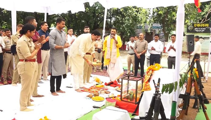 रायपुर पुलिस लाइन में विजयादशमी पर पारंपरिक शस्त्र पूजन: शक्ति, कर्तव्य और सुरक्षा का लिया संकल्प