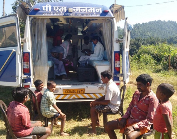 बलरामपुर जिले के सुदूर वनांचल में स्वास्थ्य और पोषण शिविर: मोबाइल मेडिकल यूनिट से ग्रामीणों को मिला घर-द्वार पर उपचार