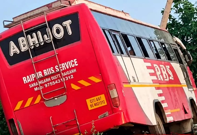 कुंरा में दर्दनाक बस हादसा: खराब सड़कों की भेंट चढ़ीं 2 जिंदगियां, आधा दर्जन से अधिक यात्री घायल