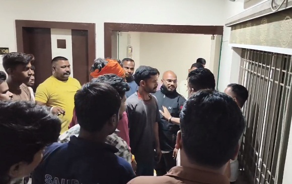 कोरबा में धर्मांतरण को लेकर रातभर हंगामा: होटल में प्रार्थना सभा के दौरान बजरंग दल का बवाल, मारपीट के बाद पुलिस जांच शुरू