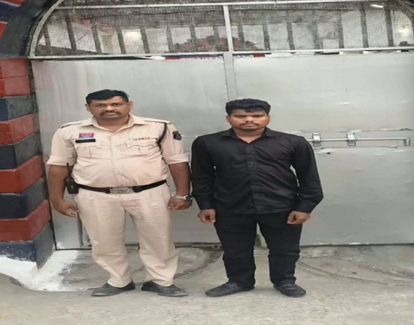 रायगढ़ में फाइनेंस कंपनी के नाम पर ठगी: 40 महिलाओं से 7.58 लाख रुपये गबन करने वाला कलेक्शन एजेंट हैदराबाद से गिरफ्तार