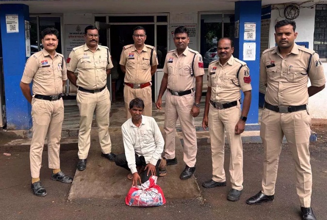 ऑपरेशन आघात का असर: खरसिया पुलिस ने ग्राम कुनकुनी में 90 हजार रुपये के गांजे के साथ तस्कर को दबोचा