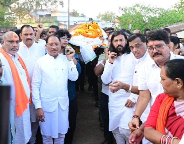 मुख्यमंत्री विष्णुदेव साय ने स्वर्गीय विधायक डोमनलाल कोर्सेवाड़ा को दी अंतिम विदाई